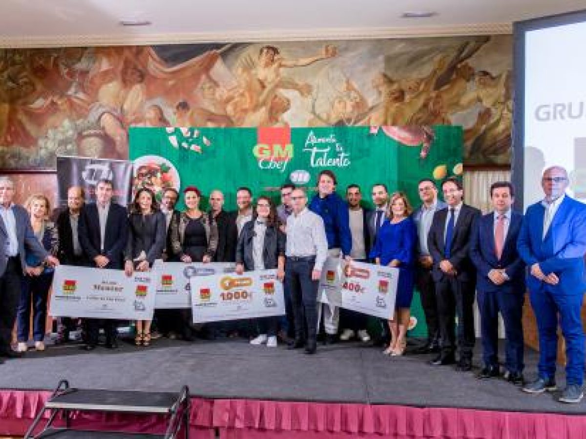 los_alumnos_premiados_en_la_edicion_de_2017_con_el_jurado_las_autoridad