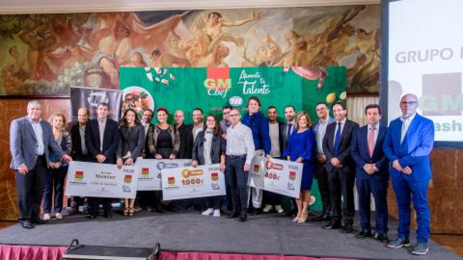 los_alumnos_premiados_en_la_edicion_de_2017_con_el_jurado_las_autoridad